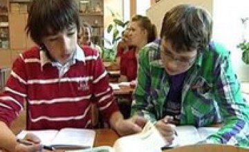Табачник посоветовал днепропетровским школьникам идти учиться со 2-го сентября