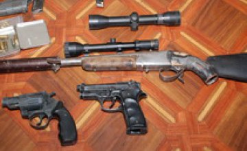 У жителя Днепропетровска правоохранители изъяли целый арсенал оружия (ФОТО)