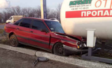На Запорожском шоссе иномарка влетела в газовую заправку