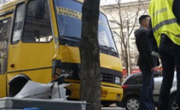 В центре Днепра у маршрутки отказали тормоза: есть пострадавшие