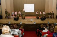 В Днепре школьники показали спектакль о буднях участников АТО