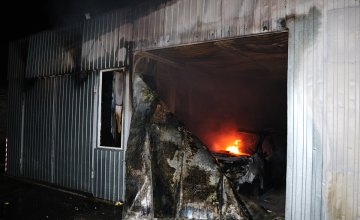 В АНД районе Днепра спасатели ликвидировали пожар на СТО: огнём повреждены четыре легковушки
