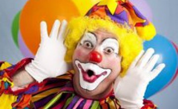 В центре Днепра прошел парад клоунов (ВИДЕО)