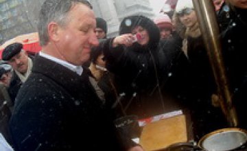 Пока город заметает снегом, мэр Днепропетровска готовится печь блины