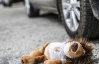 В Днепропетровской области 3-летний малыш попал под колеса авто