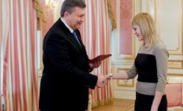Янукович поздравил Анну Ушенину с победой на чемпионате мира по шахматам 