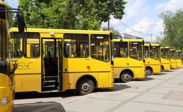 Безпечні та комфортні: до 13 шкіл Дніпропетровщини вирушили нові автобуси
