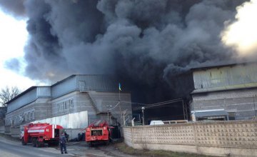  Под Днепром горит завод пластмассовых изделий: черный дым виден на километры вокруг (ФОТО)