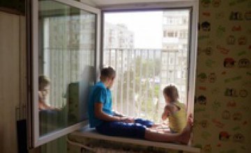 Восемь детей из-за падения из окон попали в больницы Днепропетровщины