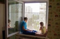 Восемь детей из-за падения из окон попали в больницы Днепропетровщины