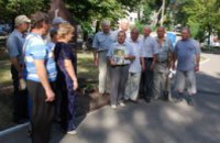 Ветераны МВД Днепропетровской области провели субботник в сквере им. Н. А. Щелокова (ФОТО)
