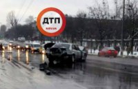 В Киеве BMW врезался в электропору на пешеходном переходе (ФОТО)