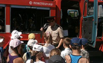 Спасатели Днепродзержинска рассказали детям, как вести себя во время летних каникул 