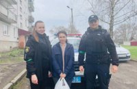 Поліцейські офіцери громад Дніпропетровщини евакуювали з Краматорська жінку зі складним діагнозом та доставили у місто гуманітарну допомогу
