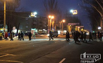 На Днепропетровщине люди перекрыли дорогу в знак протеста против повышения стоимости проезда в маршрутках