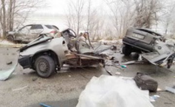 На Запорожской трассе влобовую столкнулись две иномарки: одну машину разорвало на части, погиб человек