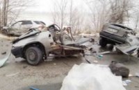 На Запорожской трассе влобовую столкнулись две иномарки: одну машину разорвало на части, погиб человек