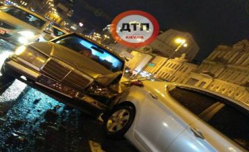 Ночное ДТП в Киеве на Крещатике: Mercedes врезался в 2 автомобиля (ФОТО)