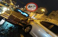 Ночное ДТП в Киеве на Крещатике: Mercedes врезался в 2 автомобиля (ФОТО)