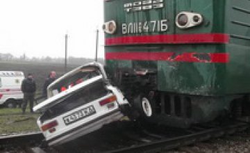 В Днепропетровской области грузовой поезд протаранил «копейку»: один погибший