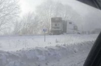 «Снежный Армагеддон» на Днепропетровщине: в соцсетях опубликовали фото трассы на Каменское (ФОТО)