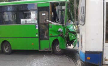 В Харькове троллейбус врезался в маршрутку: пострадали 4 человека