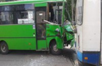 В Харькове троллейбус врезался в маршрутку: пострадали 4 человека