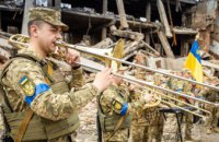 Музыка на руинах: военные Днепропетровщины спели гимн украинского сопротивления