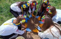 Саджали дерева, кущі та квіти: учні Дніпропетровщини доєдналися до Дня довкілля