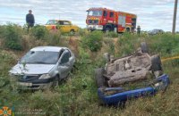 На Дніпропетровщині рятувальники дістали з кювету два автомобілі 