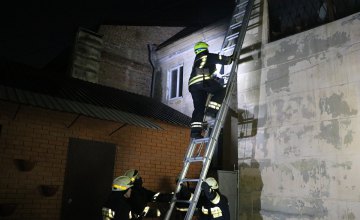 Ночью в Днепре горел трехэтажный дом: двое жильцов госпитализированы с ожогами