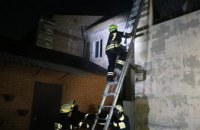 Ночью в Днепре горел трехэтажный дом: двое жильцов госпитализированы с ожогами