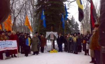 В Днепропетровске неизвестные разрушили крест на могиле УНР