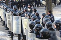 Милиционеры, охранявшие здание Днепропетровской ОГА 26 января, не имели при себе травматического или газового оружия, - МВД