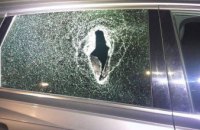 У Дніпрі п’яні чоловіки викинули  з вікна готелю скляну пляшку, розбивши скло автомобіля