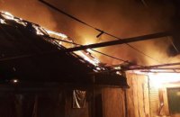Ночью в Покрове горел живой дом: повреждена крыша 