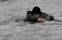 На Днепропетровщине пенсионер с 6-летним внуком провалились под лед: мужчина погиб