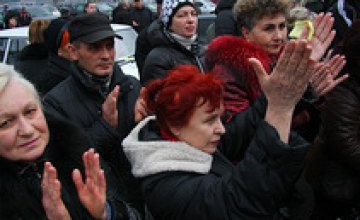В Днепропетровске лидера протестующих предпринимателей с ног до головы облили зеленкой 
