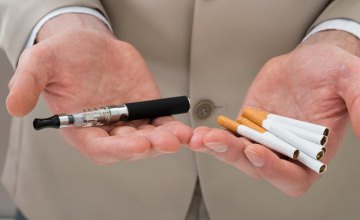 В Украине хотят приравнять электронные сигареты к обычным и запретить их курение в общественных местах