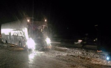На Днепропетровщине в снежном сугробе застряли пассажирский автобус и два грузовика (ФОТО)