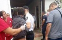 В Одессе в парикмахерской правоохранитель стрелял в иностранца (ВИДЕО)