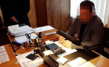 В Хмельницкой области чиновник требовал взятку за ускоренную выдачу загранпаспортов