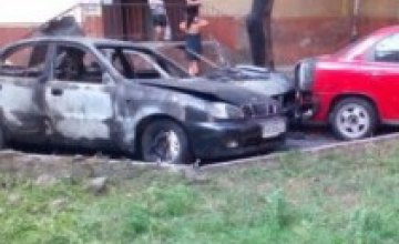 В Днепропетровске на пр. Гагарина ночью взорвались 2 машины