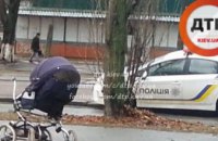 В Киеве иномарка сбила коляску с младенцем на пешеходном переходе (ВИДЕО)