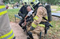 У Нікополі під час пожежі у багатоповерхівці вогнеборці врятували дитину