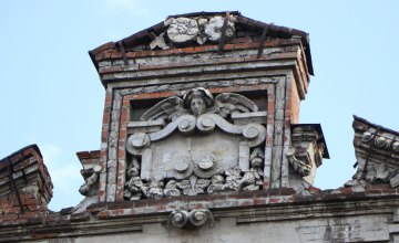 Величні леви та сакральні візерунки: у Дніпрі відреставрують історичне декорування на столітньому будинку