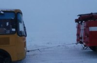 На Днепропетровщине школьный автобус попал в снежный занос