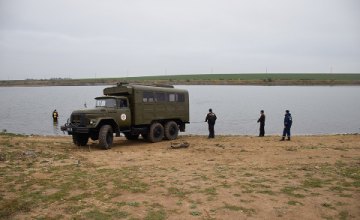 В Николаевской области спасатели  вытащили угодившую в ставок машину