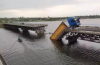 Мост провалился под фурой на Днепропетровщине: названа причина