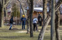 Як тимчасово безробітні беруть участь у підготовці парків Дніпра до літнього сезону